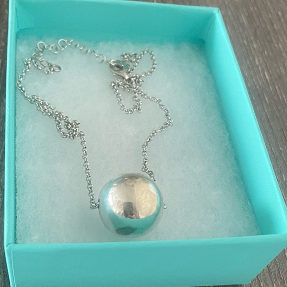 Jewelry - Elegant Silver Pendant Necklace